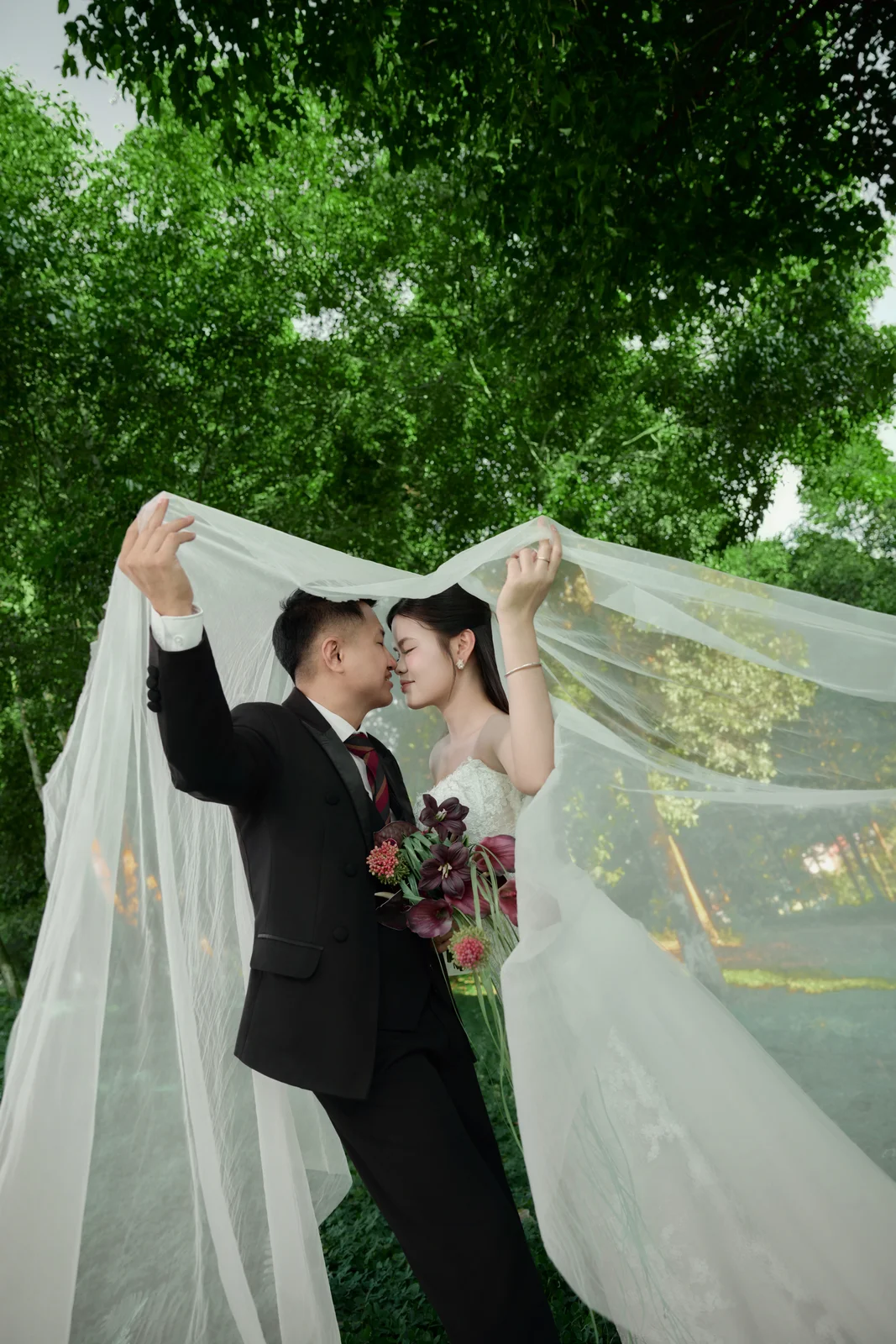 Dưới khăn voan trắng